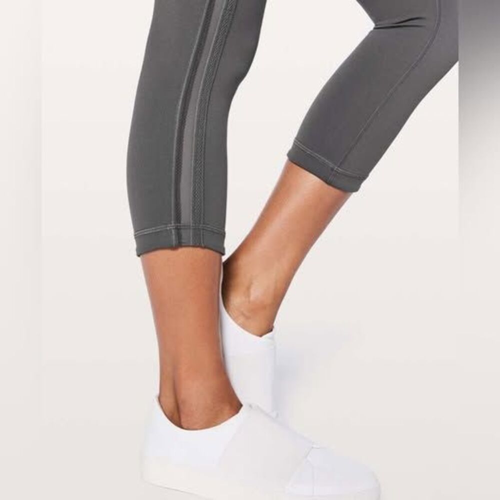 Lululemon Wunder Under Crop (Hi-Rise) Awaken Full-On Luxtreme 21” - Size 6 - Picture 4 of 8